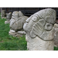 Neculai Popa - Sculptura piatra - Curte 12.jpg