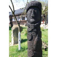 Neculai Popa - Sculptura lemn - Personaje curte 07.jpg